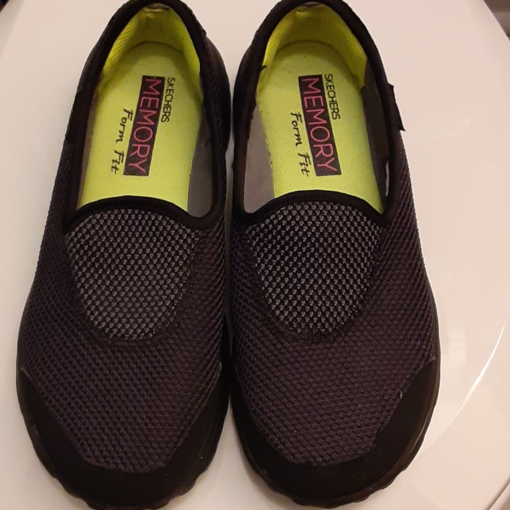 Skechers memory form fit shoe
